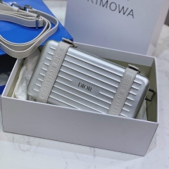 银色dior rimowa联名款盒子包 小旅行箱
