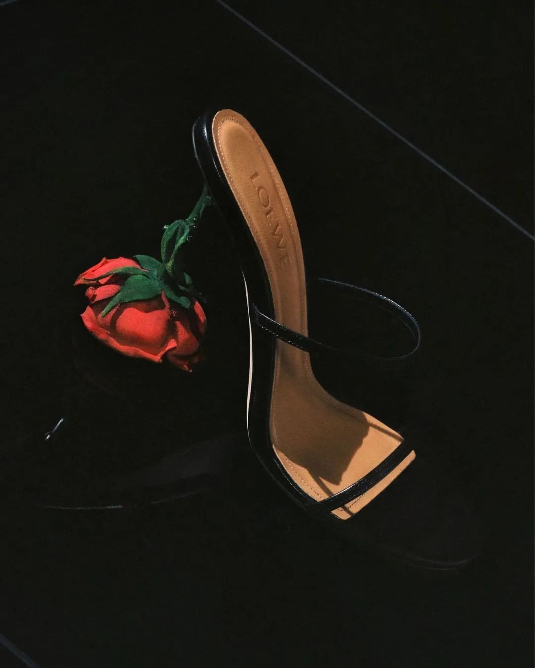 玫瑰花鞋跟的罗意威凉鞋
