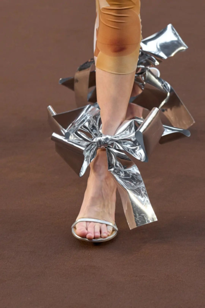 银色大蝴蝶结装饰的罗意威凉鞋