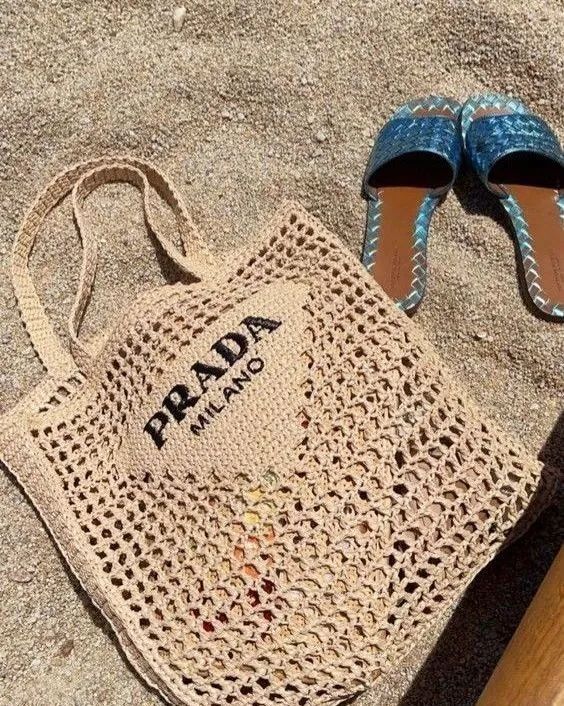 普拉达网兜包也是沙滩包