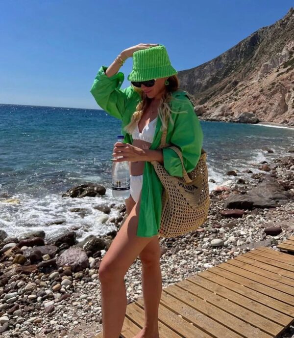 普拉达网兜包已经成为海边度假的时髦新宠