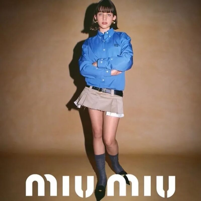 miumiu蓝衬衫搭配超短裙