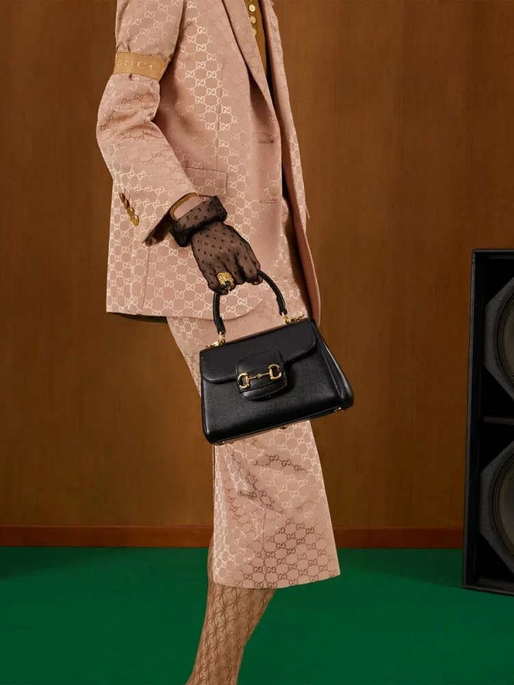 古琦韩国品牌大使IU演绎1955系列新款手提包