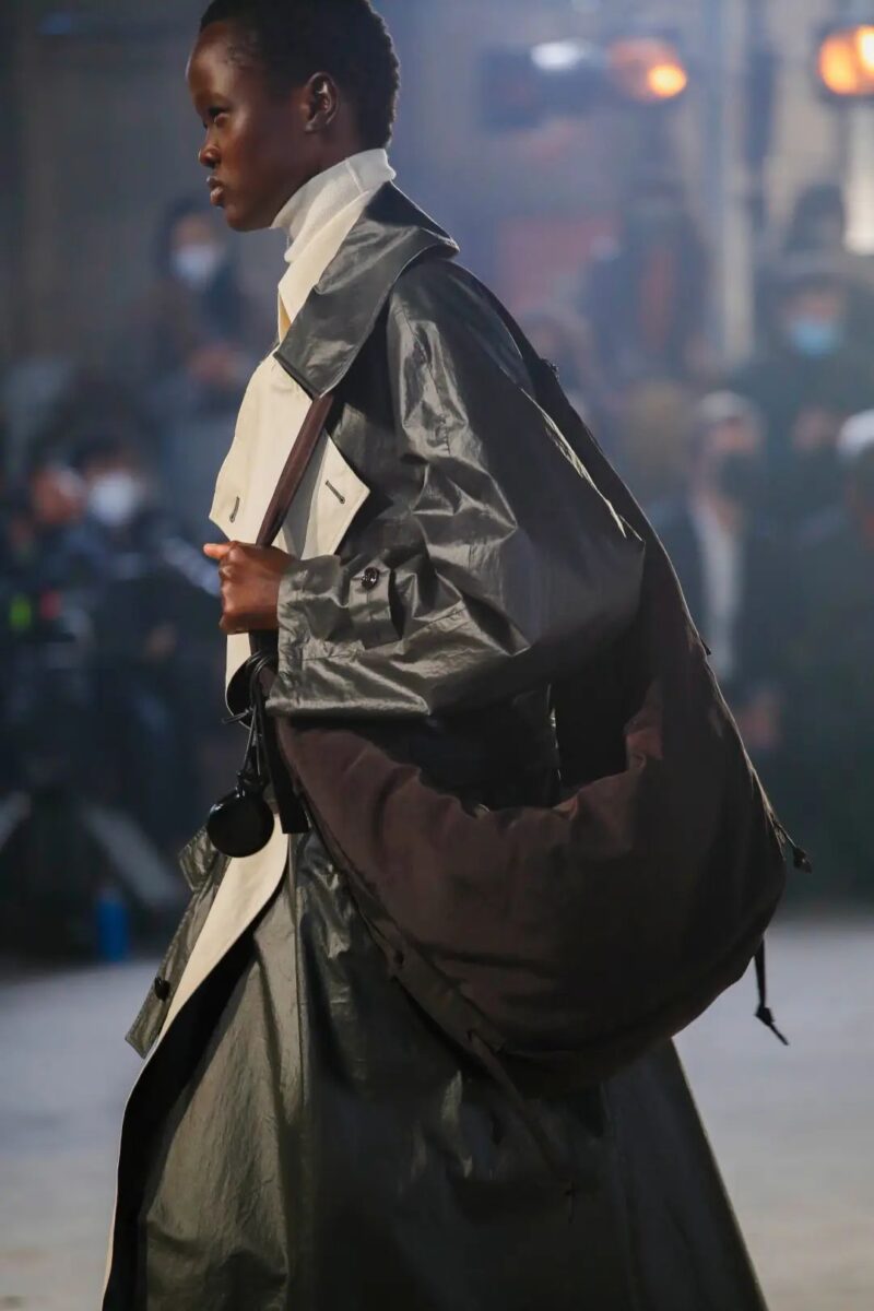 罗意威秋冬走秀造型 模特搭配蓬松皮革包包