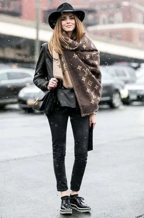 时尚博主冬季穿搭 黑色皮夹克+赛琳豆腐包+lv双面花纹羊绒围巾