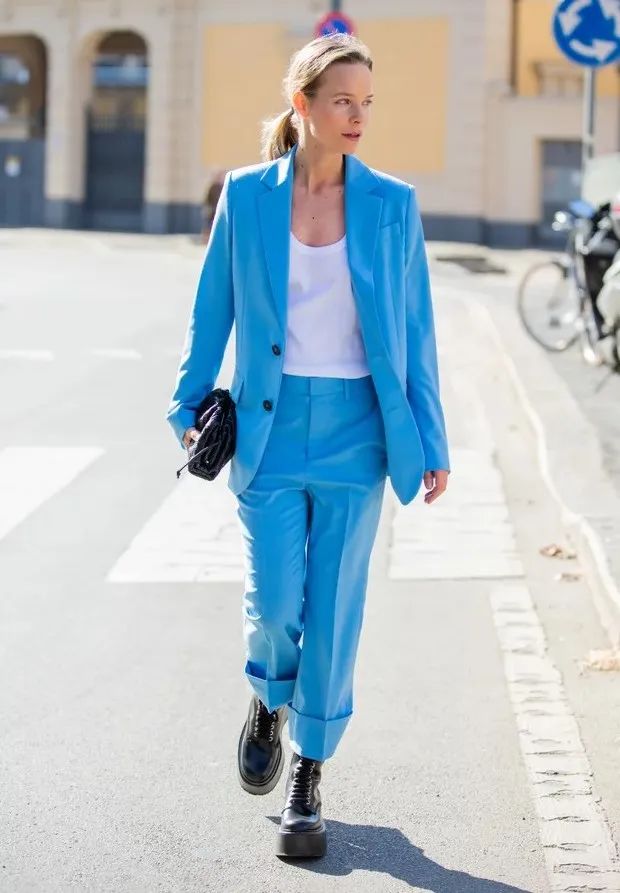 时尚人士街拍 蓝色西装+马丁靴+BV云朵包