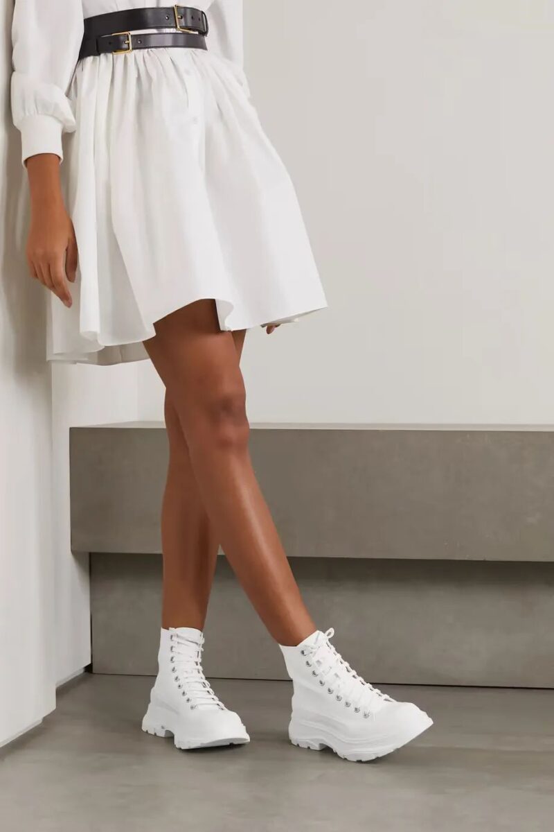 ALEXANDER MCQUEEN白裙+白色马丁靴