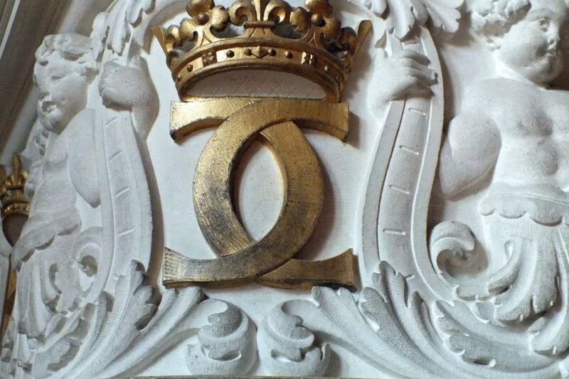 香奈儿互锁的双C设计灵感 法国女王家族徽标