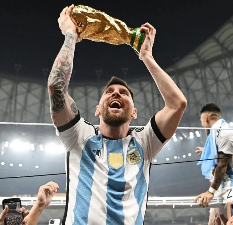卡塔尔世界杯 阿根廷获得冠军 梅西手举大力神杯