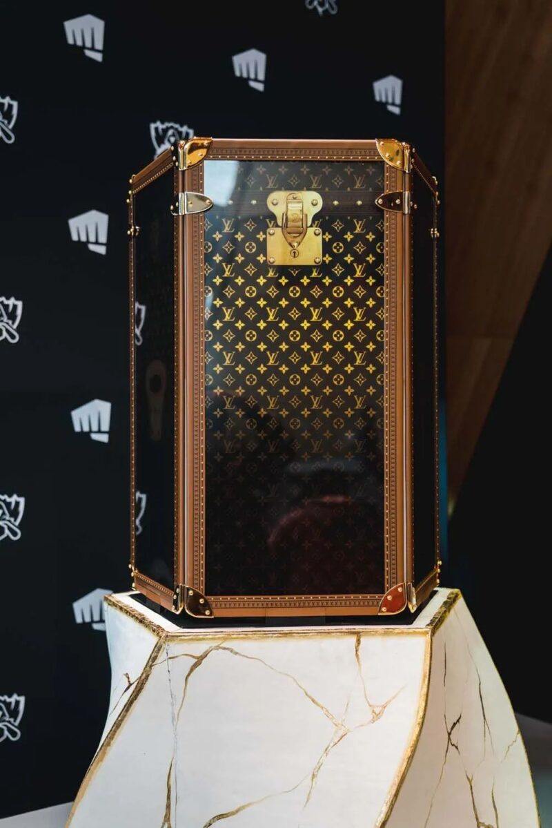英雄联盟全球总决赛奖杯箱也是lv打造