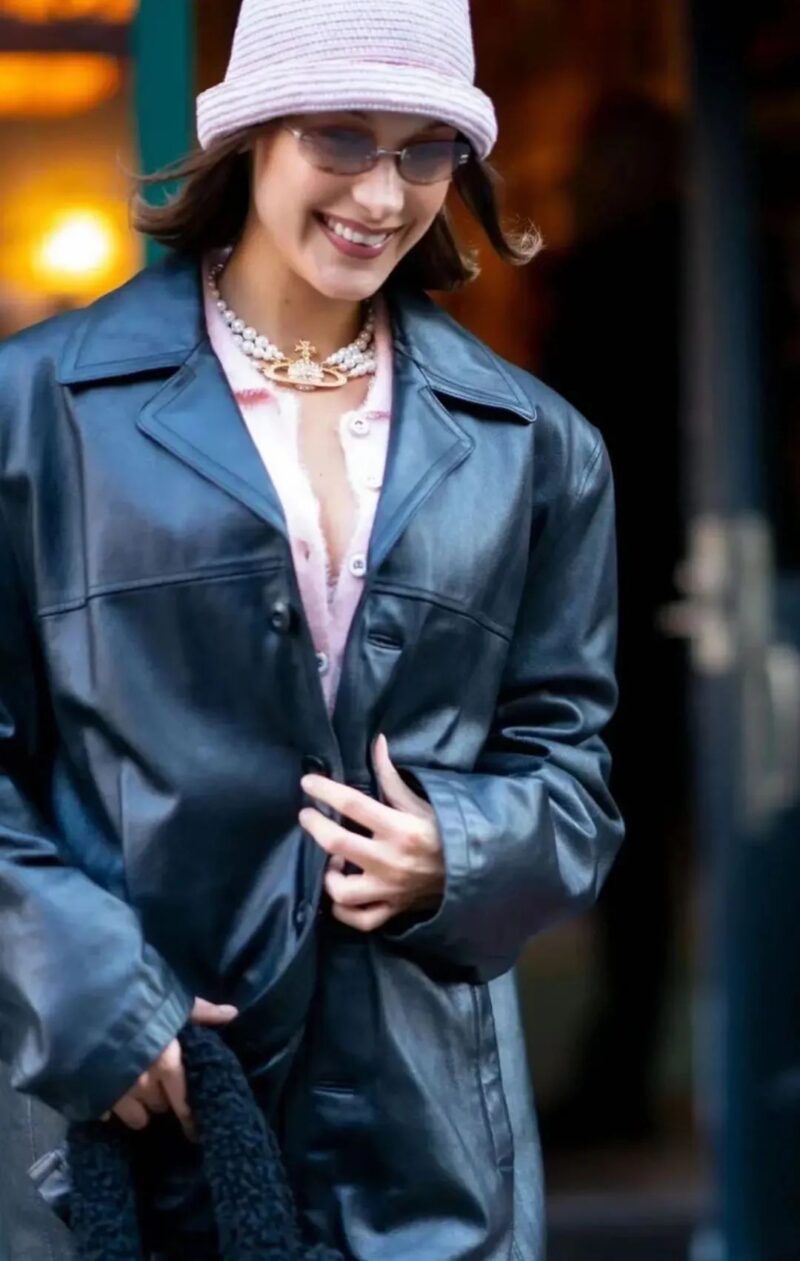 超模Bella Hadid街拍 穿皮革外套搭配珍珠项链