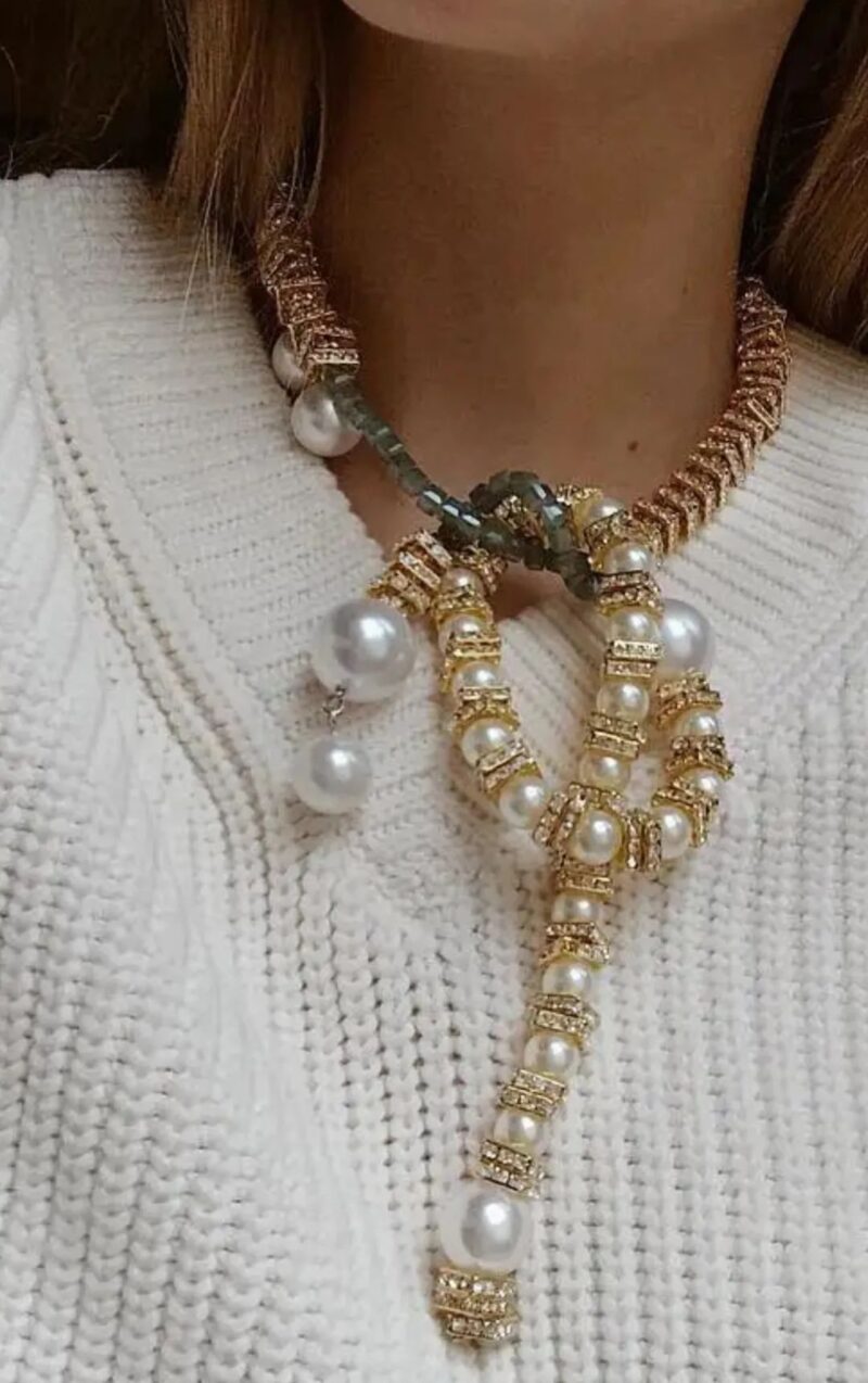 秋冬季穿毛衣时 可以选比较粗的珍珠+金属的项链搭配 这样可以避免单调