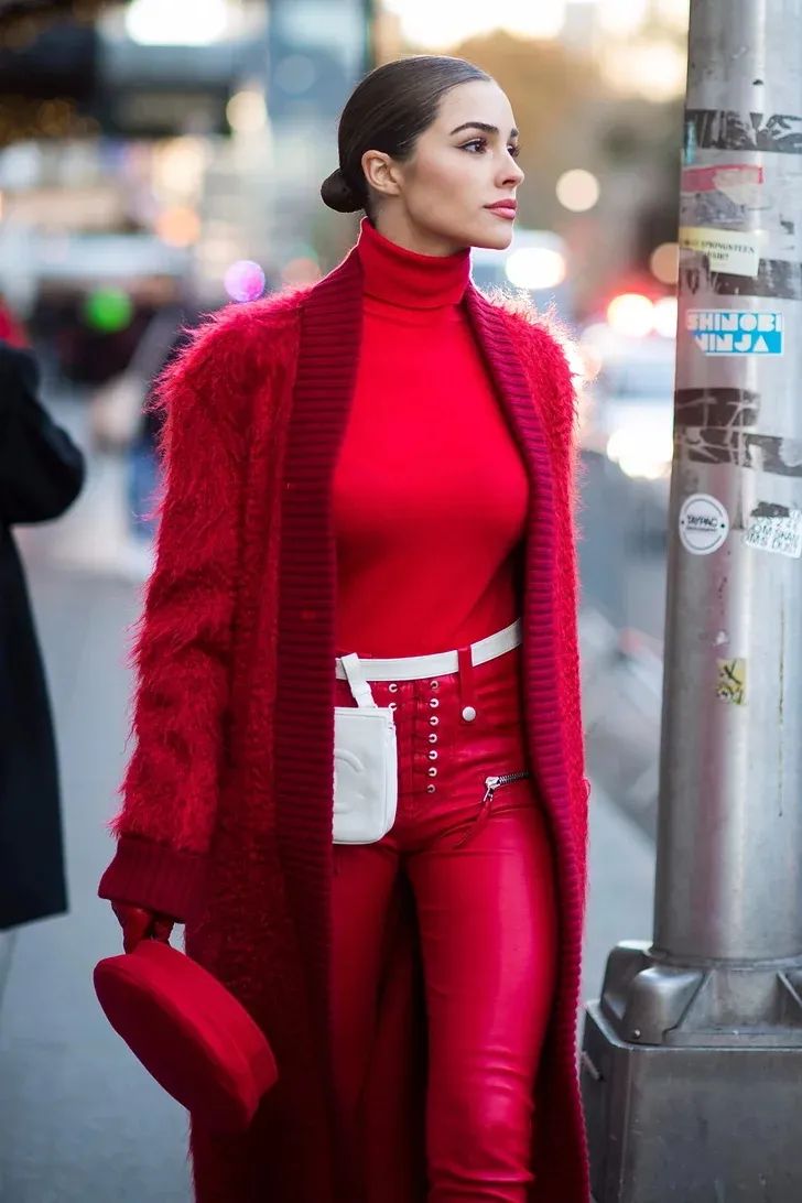 欧美街拍 身材好的女人可以这样穿红色 回头率一定很高
