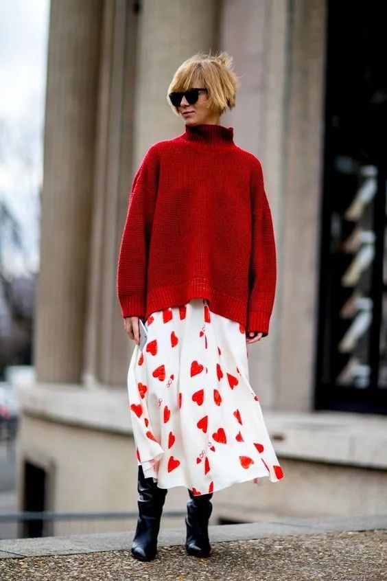 欧美街拍 红色针织衫搭配心形图案裙子