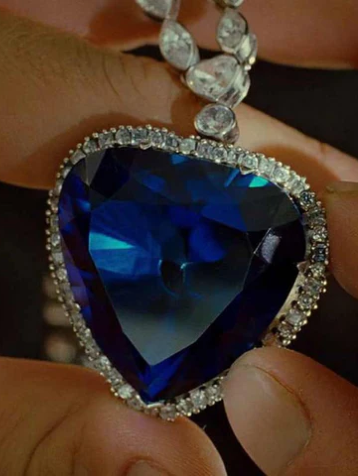 凯特温斯莱特佩戴的海洋之心镶钻蓝宝石项链