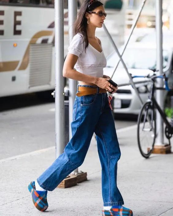 Bella Hadid街拍搭配 白色短T+宽松牛仔裤