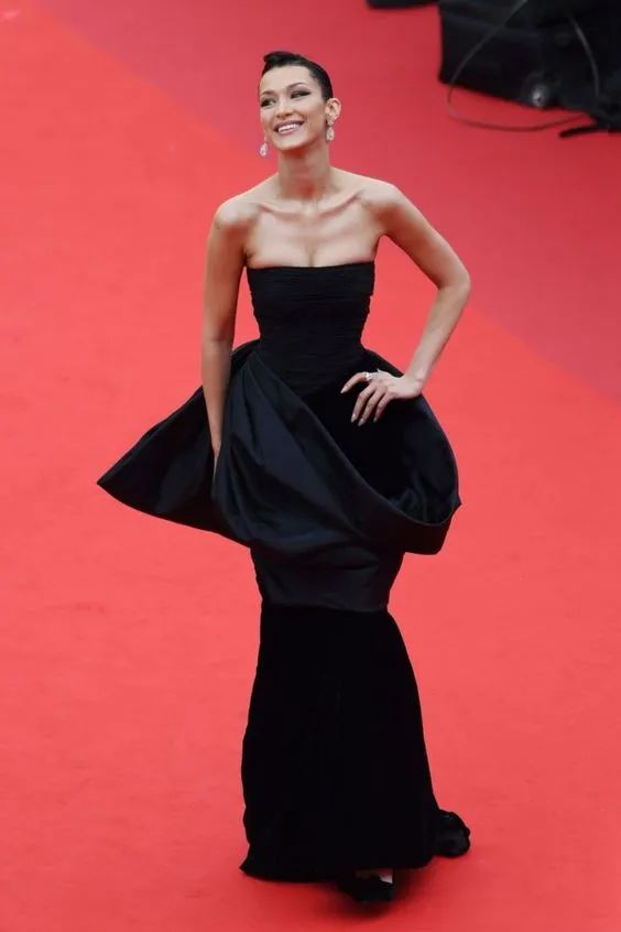 Bella Hadid街拍搭配 黑色礼服裙