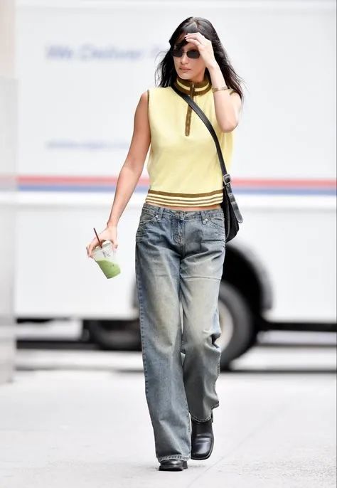 Bella Hadid街拍 日常穿搭 紧身上衣+宽松牛仔裤