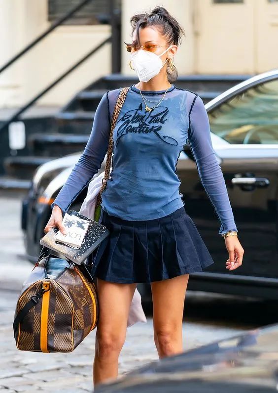 Bella Hadid街拍 穿个超短裙 手拧lv keepall旅行包