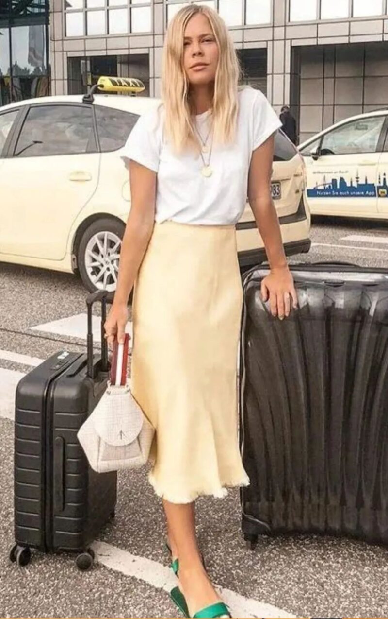 时尚人士春季穿搭 米黄色半身裙+白色短T+小背包