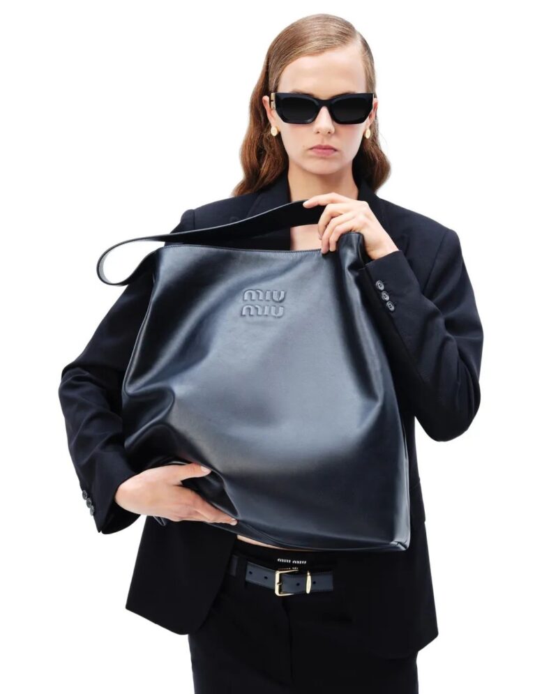 miumiu酷女孩穿搭 黑西装加个松弛感的tote包
