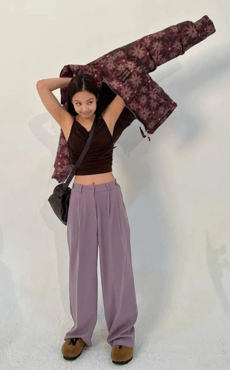 Jennie穿浅紫色西装裤+短上衣