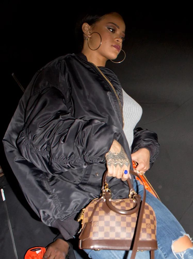 Rihanna手提啡格alma贝壳包
