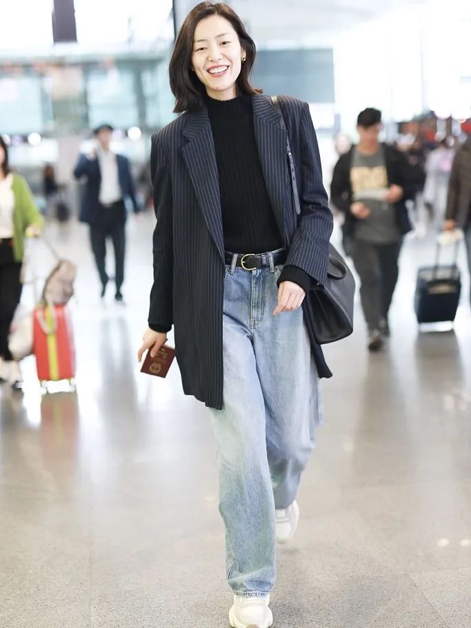 刘雯机场私服 夹西装配牛仔裤 肩背塞琳手提包