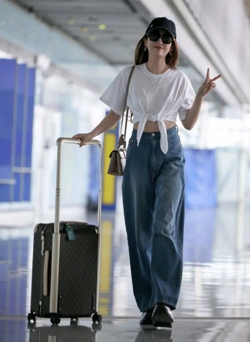 刘亦菲机场lock 白色短T搭配阔腿牛仔裤 lv包 旅行箱