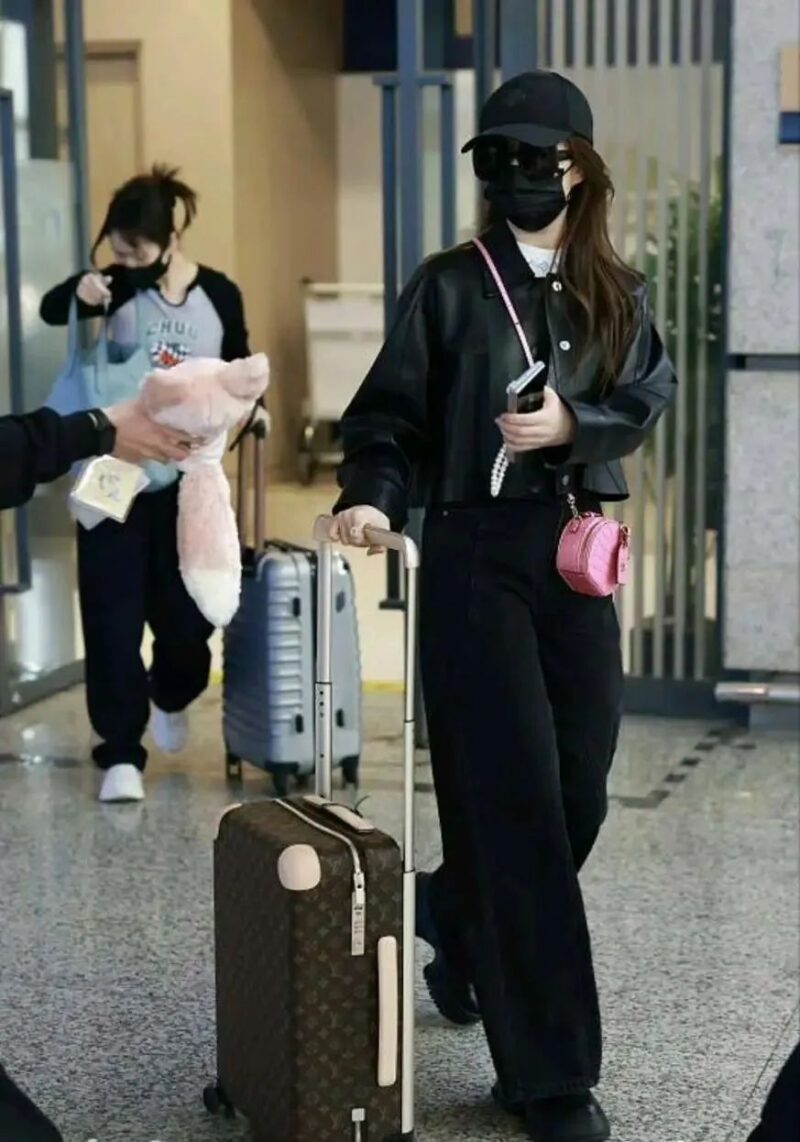 刘亦菲机场lock 一身黑色穿搭 肩搭粉色迷你圆饼包 手推lv旅行箱