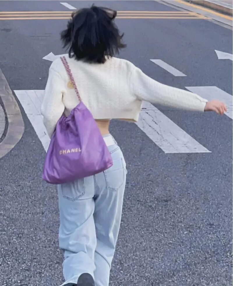 周雨彤私服 短上衣 牛仔裤 背紫色22bag